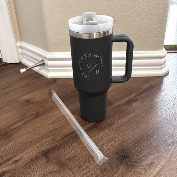🐴 NWOT Modern Horse Large Stainless Steel Travel Tumbler.🐴 - Picture 2 of 5